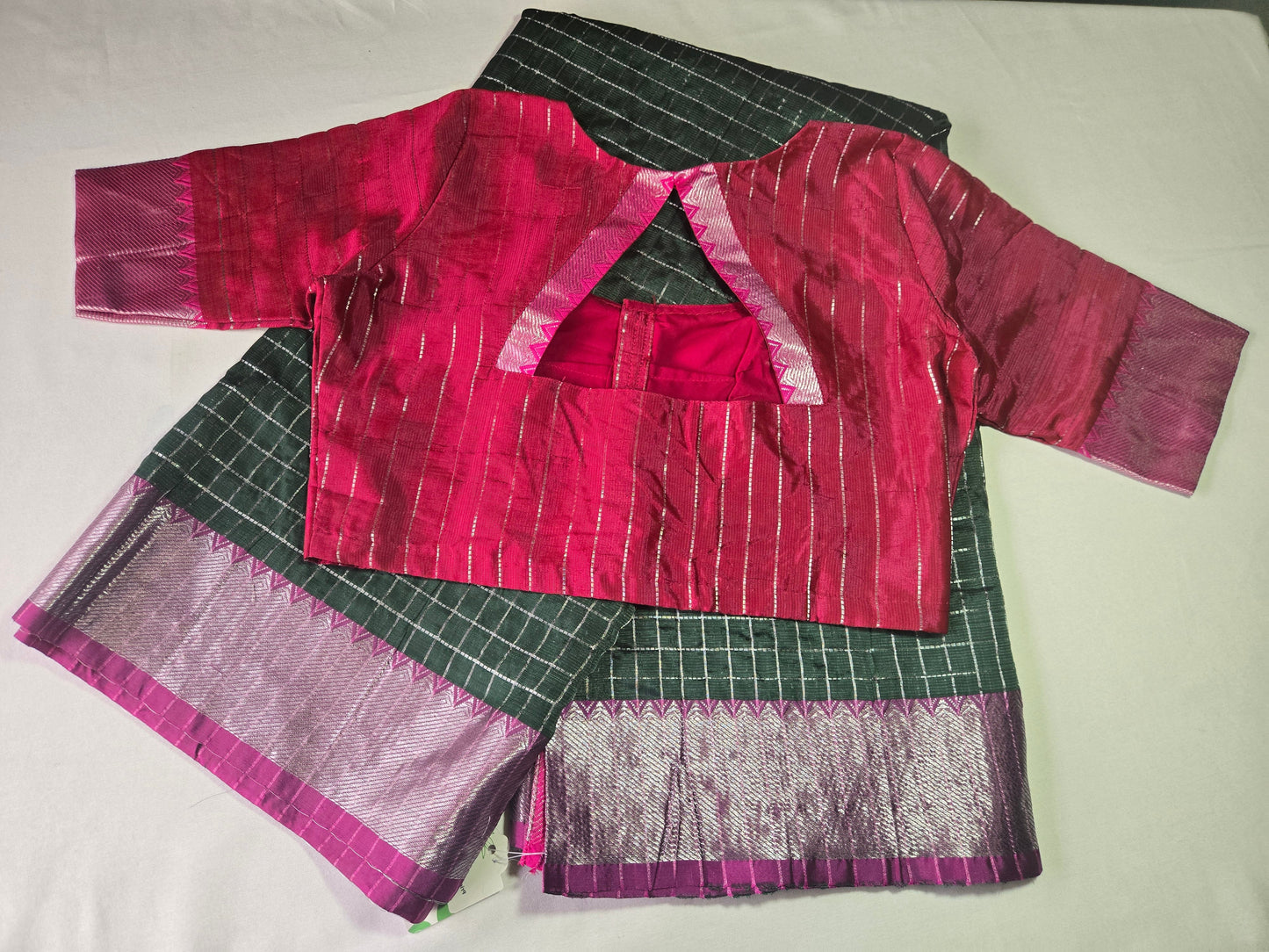 Semi Mangalgiri Silk Check Saree features an elegant allover silver zari checked pattern Bottle Green (Copy)